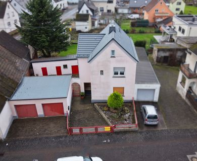 Gepflegtes Einfamilienhaus mit Doppelgarage und großem Grundstück in Hundsangen!