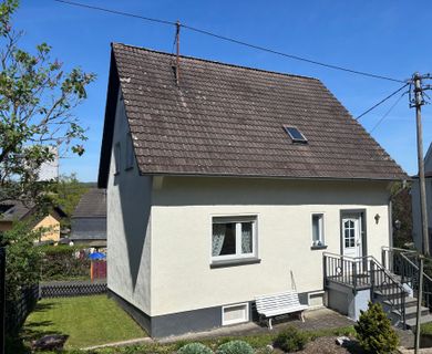 Renovierungsbedürftiges Einfamilienhaus 
mit Garten in ruhiger Höhenlage!