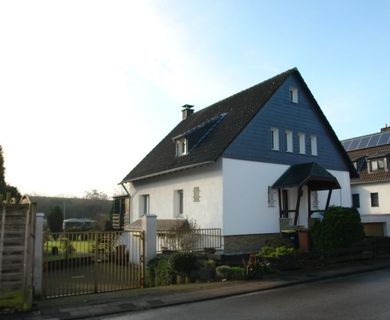 Gepflegtes Zweifamilienhaus auf großzügigem Südgrundstück im Herzen von Ratingen-Süd.