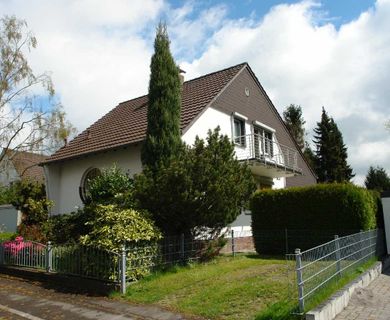 Ratingen-Lintorf: Grundsolides, freistehendes Zweifamilienhaus in zentrumsnaher Lage !