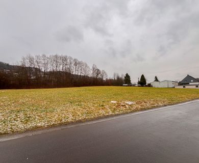 Naturnah leben, bestens angebunden: Großzügiges Baugrundstück in attraktiver Lage von Windeck!