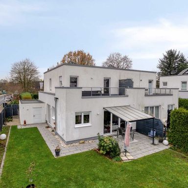 Moderne Doppelhaushälfte mit sonnigem Garten, Dachterrasse und Garage in Ratingen-Lintorf