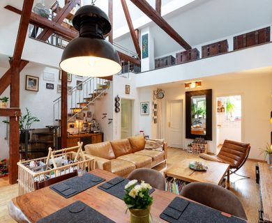 Exklusive 3-Zimmer-Maisonette-Wohnung mit TG-Stellplatz im historischen Gutshof