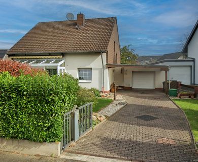 Charmantes Einfamilienhaus mit Wintergarten und Gartenidylle in Hennef-Geistingen
