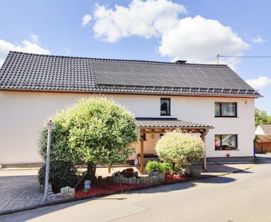 Reduziert! Geräumiges Einfamilienhaus mit vielen Extras, wie Pool, Sauna, Lift, Photovoltaikanlage und Wärmepumpe!