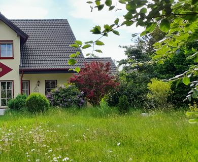 Exklusives Einfamilienhaus mit großzügigem Wohnkonzept und Naturgarten!