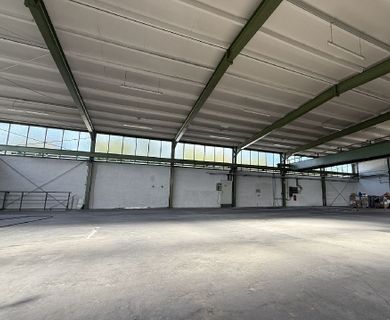 *Provisionsfrei* ca. 600m² Halle mit ca. 119m² Büro