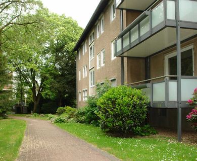 Ratingen-Ost: Modernisierte 3-Zi.-Eigentumswohnung mit großem Balkon und Blick ins Grüne  !