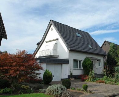 Ratingen-Tiefenbroich: Frei stehendes Einfamilienhaus mit Einzelgarage !