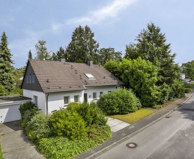 Bestlage in Ratingen-Ost: Freistehendes Einfamilienhaus auf großem Grundstück