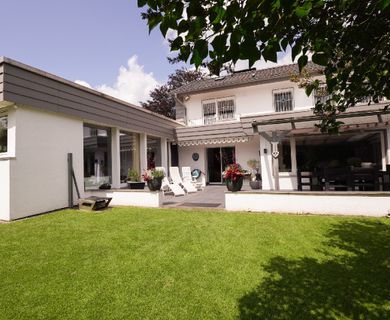 Großzügiges individuelles Einfamilienhaus mit großer teilüberdachter Terrasse und herrlichem Garten