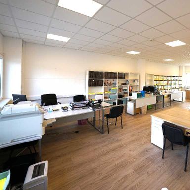 Büro- oder Praxisfläche mit zentraler Lounge in verkehrsgünstiger Lage