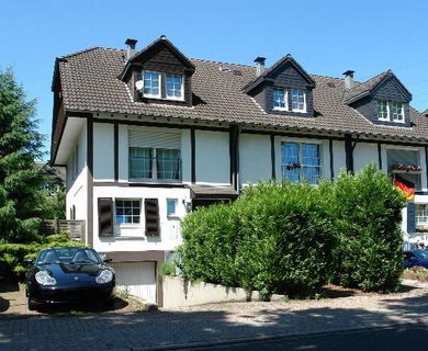 Großes, unterkellertes Einfamilienhaus in kinderfreundlicher Lage von Ratingen-Volkardey