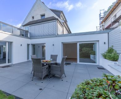 Erstbezug nach Kernsanierung! 3,5-Zimmer-Wohnung mit ca. 132 m², großer Terrasse, Garten und Garage
