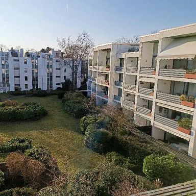 VOR DEN TOREN VON DÜSSELDORF – Top ausgestattete 2-Zi.-Whg. mit Loggia