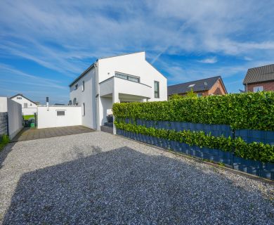 Exklusive Etagenwohnung in Erkelenz: Voll möbliert, Dachterrasse, Garten und modernes Design