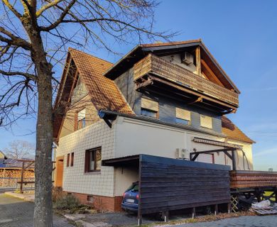 4-Familienhaus mit 2 Garagen und Carport nahe Flammersfeld!