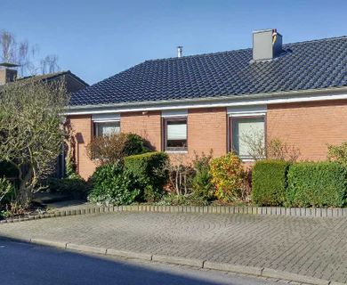 Ratingen-Homberg: Frei stehender Bungalow mit nicht einsehbarem Garten in ruhiger Lage !