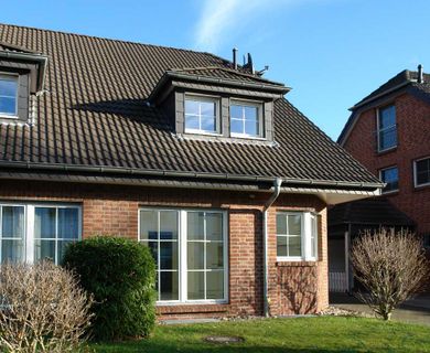 Komfortable Doppelhaushälfte mit Kamin und Einbauküche in Ratingen-Hösel!