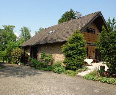 Frei stehendes Einfamilienhaus auf gr. Grundstück mit S-Bahn Nähe in Ratingen-Hösel!