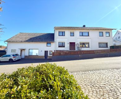 Viel Potential: Großes Wohnhaus mit ehem. Ladenlokal –  Wohnen oder als Anlage! Bis zu 4 WE möglich!