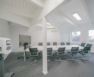 Arbeiten mit Weitblick – Bürofläche mit Dachteich in modernem Gebäude