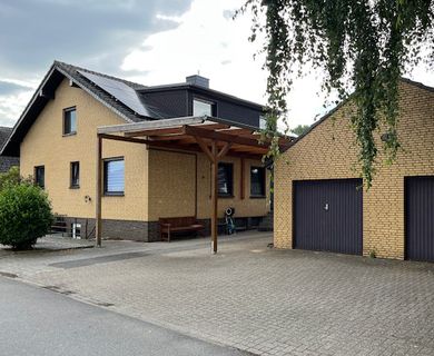 RESERVIERT!! – Provisionsfrei – Zweigenerationenhaus mit Doppelgarage und Carport in Kalkar