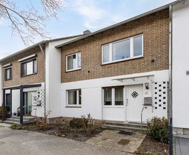 Renovierungsbedürftiges Einfamilienhaus mit sonnigem Garten, Garage und Ausbaureserve