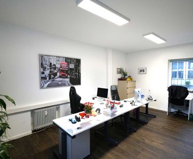 Gepflegte Bürofläche (ca. 64 m²) im Erdgeschoss mit drei Räumen in Rtg.-West
