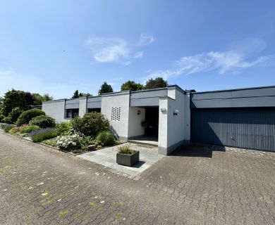 Großzügiger Bungalow mit Einliegerwohnung und traumhaftem Garten in Resse!