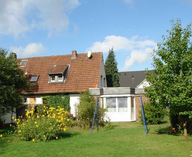 Düsseldorf-Angermund: Renovierte Doppelhaushälfte mit heller, moderner Einliegerwohnung im Anbau !
