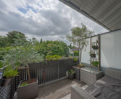 Modernes 2-Zimmer-Zuhause aus 2015: Helles Wohnen, privater Eingang, Balkon & sofort bezugsfertig