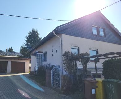 Einfamilienhaus mit Garten und zwei Garagen in ruhiger Lage