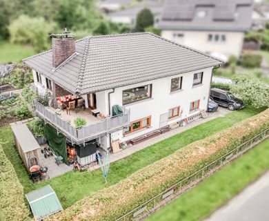 Gepflegtes Wohnhaus mit ebenerdiger Einliegerwohnung und Garten