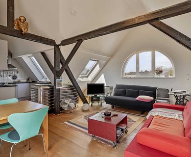 Dachgeschosswohnung mit Altbaucharme, freigelegten Holzbalken und Dachterrasse