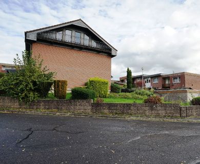 Bezugsfreies Reiheneckhaus mit wohnlich genutztem Dachausbau in Sackgasse am Leimbacher Berg!