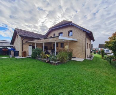 Repräsentatives, verklinkertes Landhaus mit ELW in bevorzugter Wohnlage von Straßenhaus zu verkaufen!