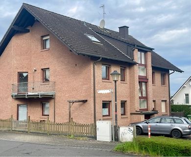 Ideal für 2 Personen! Attraktive 3,5-Zimmer-Wohnung im ruhigen 3-Parteienhaus mit 2 Bädern  und  Balkon