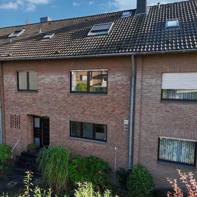 Raumwunder ! Platz für alle und alles im 8 m breiten Reihenhaus im Neusser Süden