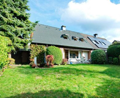 Leben und Arbeiten im Grünen: Familiengerechte Doppelhaushälfte mit großem Garten in Ratingen-Hösel
