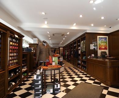 GEPFLEGTES ECKLADENLOKAL IN FREQUENTIERTER LAGE MIT RD. 24M SCHAUFENSTERFRONT IN KREFELD-CITY!