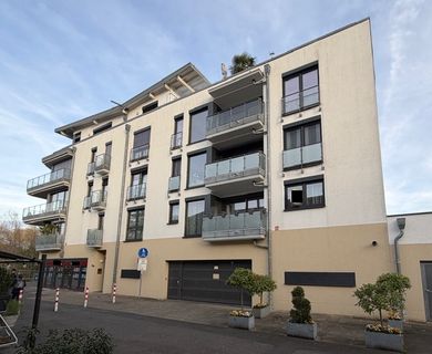 Sehr hochwertig ausgestattete 4-Zimmer-Stadtwohnung mit Aufzug, Einbauküche, 2 Balkonen  und  Garage