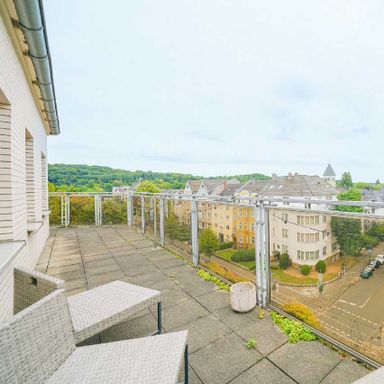 Düsseldorf-Grafenberg: Helle Wohnung mit umlaufender Dachterrasse ohne Fahrstuhl