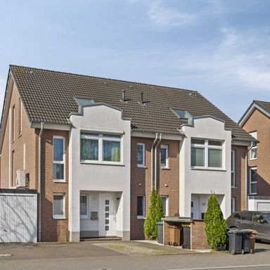 Exklusives Wohnerlebnis mit Stil – neuwertige DHH in Ratingen-Lintorf