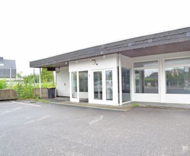 Großes Ladenlokal mit Bürofläche und PKW Stellplätzen