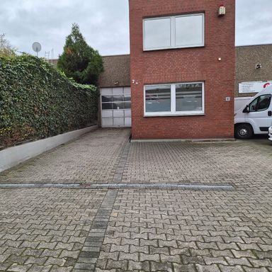 NEUSS NÄHE HAFEN/HAUPTBAHNHOF: HALLE/SERVICEFLÄCHE  MIT BÜROTRAKT IM GEWERBEGEBIET *KEIN KFZ*