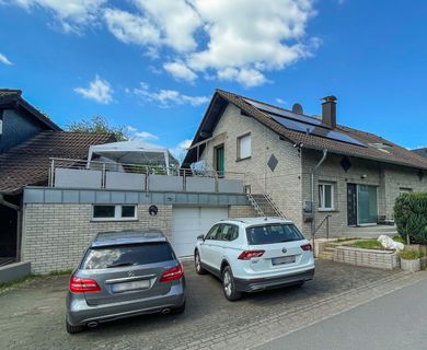 Gepflegtes, verklinkertes Zweifamilienhaus mit zwei Garagen und PV-Anlage in Hennef-Blankenberg!