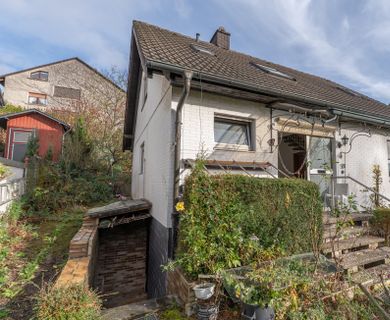 Freistehendes Einfamilienhaus mit ca. 128 m², 5 Zimmer, 2 Bädern, Hobbyraum und  2 PKW- Stellplätzen
