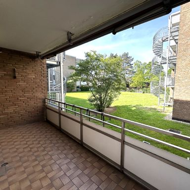 Düsseldorf-Heerdt: 3-Zimmer-Balkonwohnung mit TG-Platz!