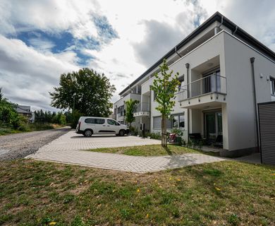 Wohnen mit Stil und Komfort: Helle 2-Zimmer-Wohnung im 1. OG mit Balkon und barrierefreiem Zugang